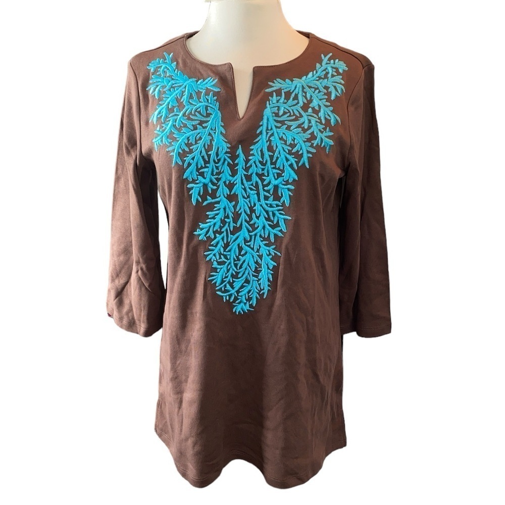 Quacker Factory T-shirt 3/4” sleeves appliqué design on front small V-neck Sz S